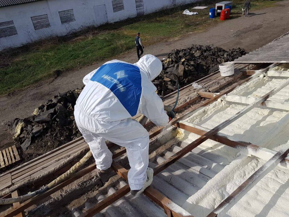 Утеплення пінополіуретаном даху пташника зовні