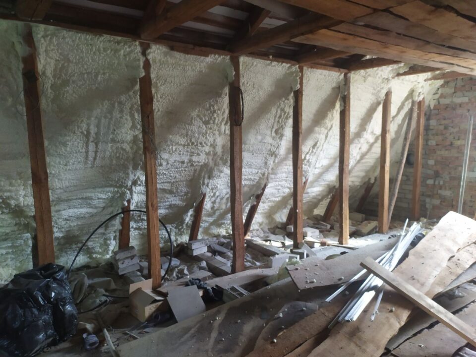 Утеплення горищного приміщення з боку покрівлі легким ППУ