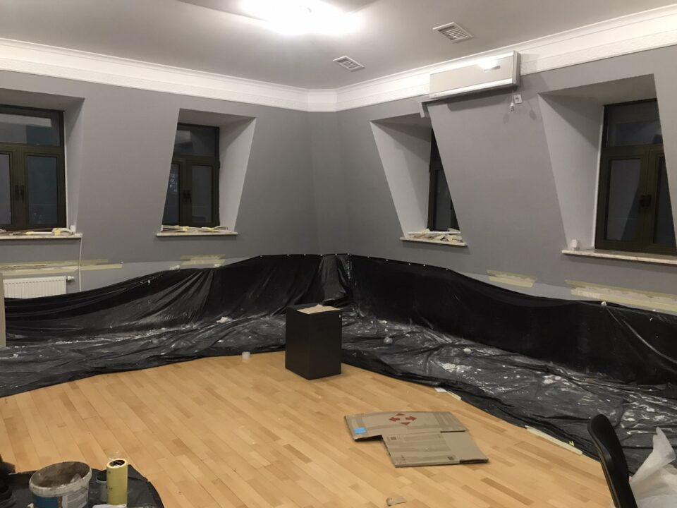 Заливка пінополіуретану під гіпсокартон в косі мансардного поверху